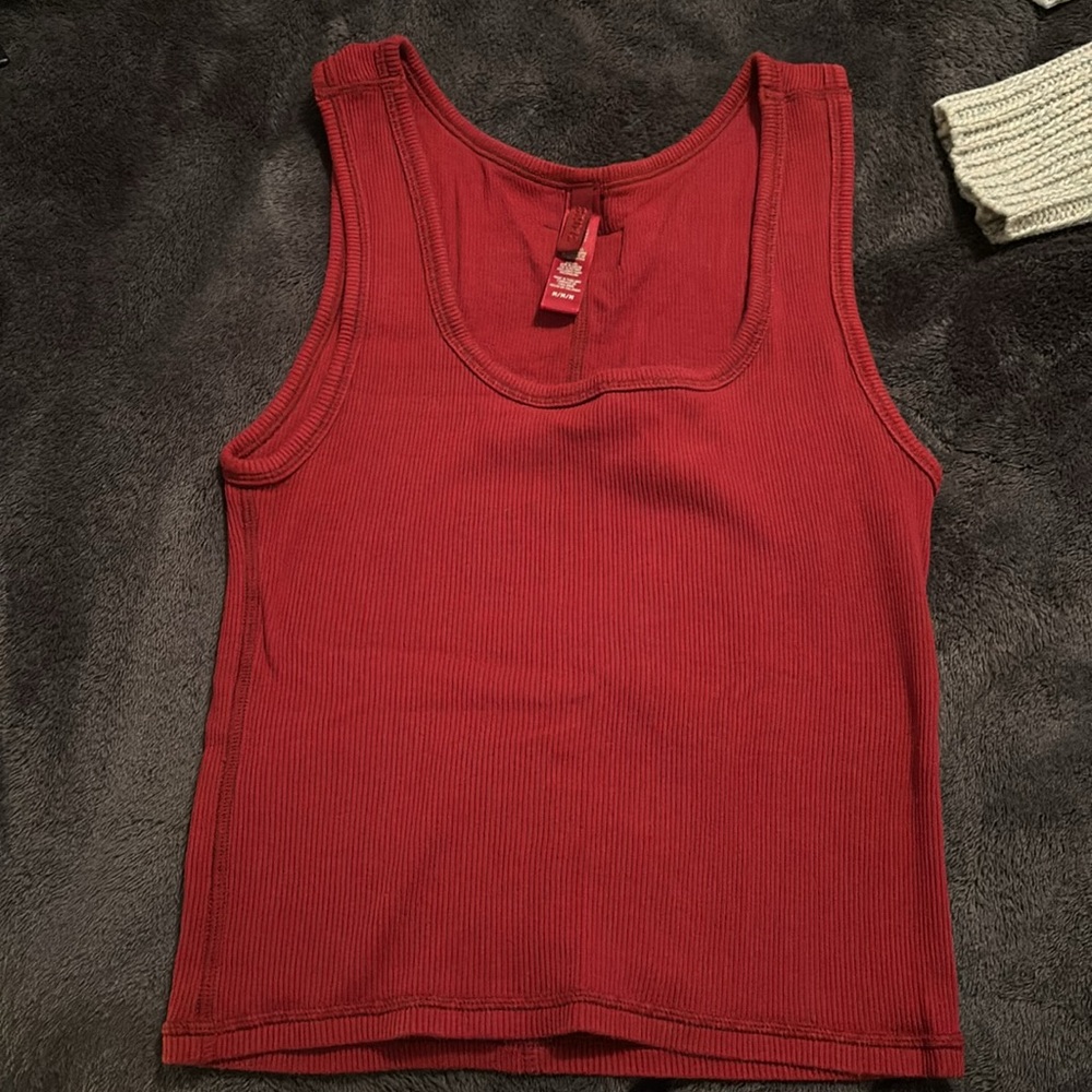 SKIMS Red Ribbed Lounge Set - Picture 2 of 5
